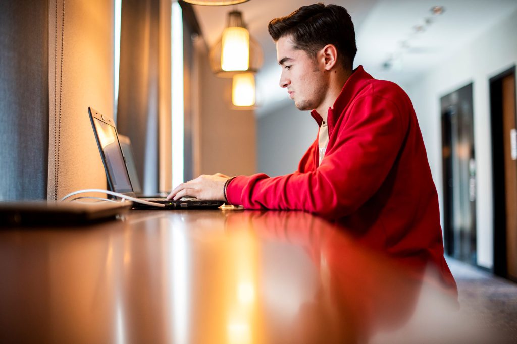 Hình ảnh học tiếng anh giao tiếp online số 2 hinh-anh-hoc-tieng-anh-giao-tiep-online-so-2.jpg