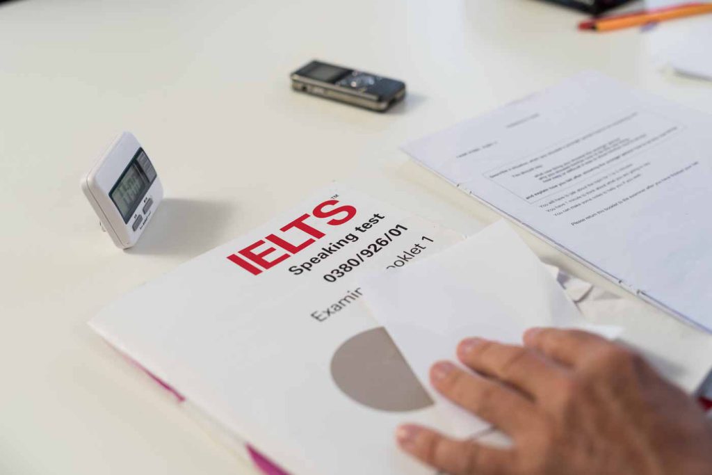 Nên học tiếng Anh giao tiếp hay IELTS nen-hoc-tieng-anh-giao-tiep-hay-ielts-2.