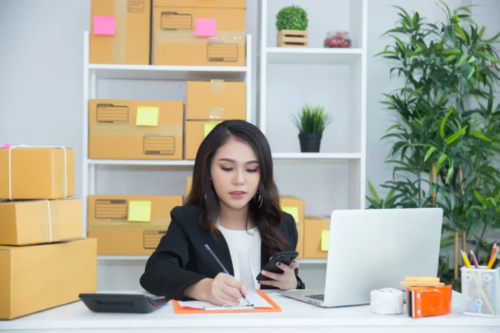 viên Logistics theo dõi lịch trình lô hàng