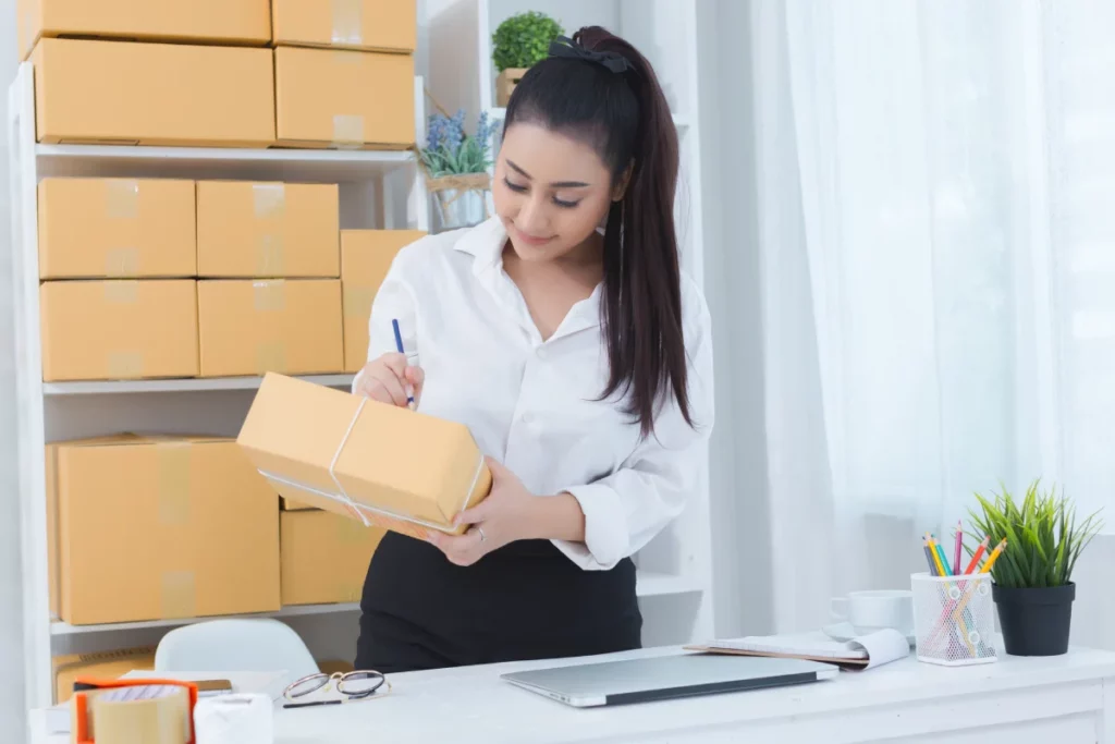 Nhân viên xuất nhập khẩu kiểm tra thông tin lô hàng