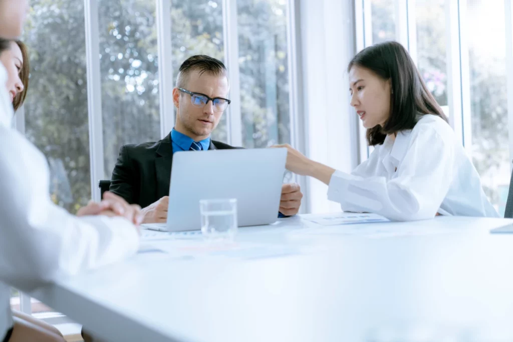 Nhân viên Sales B2B trao đổi về giá và điều khoản với khách hàng trong cuộc họp.
