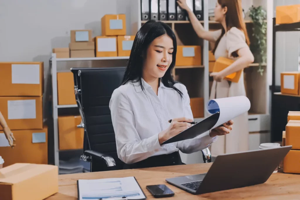 Nhân viên Logistics kiểm tra chứng từ và thông tin lô hàng