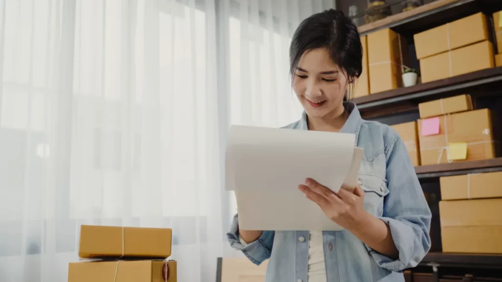 Nhân viên xuất nhập khẩu kiểm tra chứng từ hàng hóa