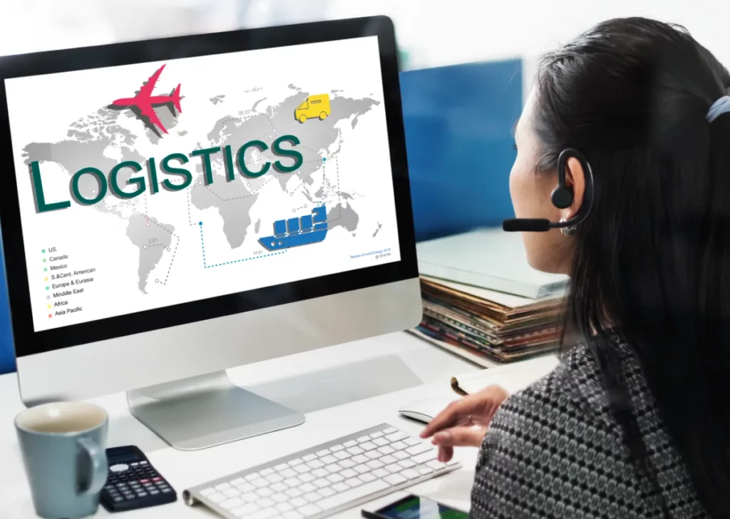 Nhân viên Logistics theo dõi lịch trình và thông tin lô hàng