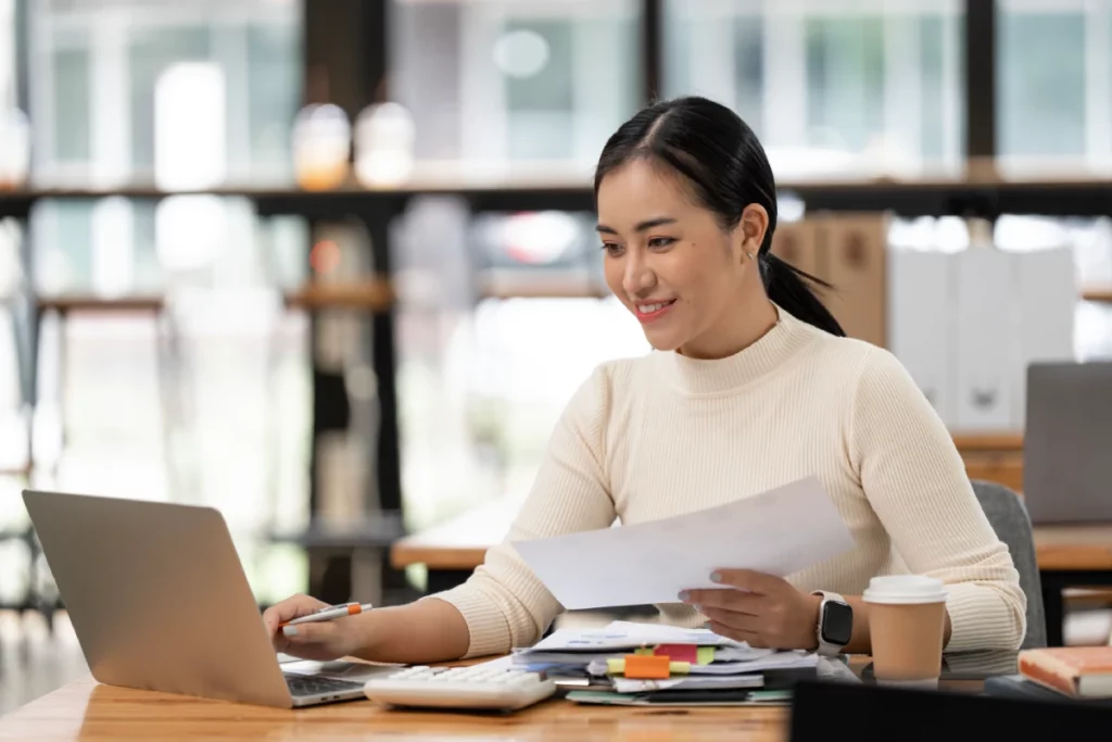 Nhân viên đối chiếu bộ chứng từ xuất nhập khẩu