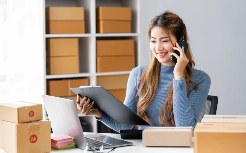Nhân viên Logistics theo dõi và trao đổi về tiến độ lô hàng