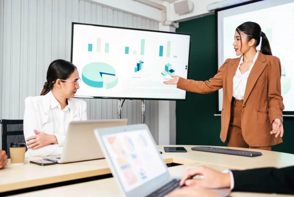 Nhân viên Sales B2B trình bày giải pháp và số liệu trong cuộc họp.