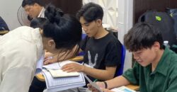 Vì sao nhiều người làm văn phòng học tiếng Anh lâu nhưng vẫn ngại nói trong cuộc họp?