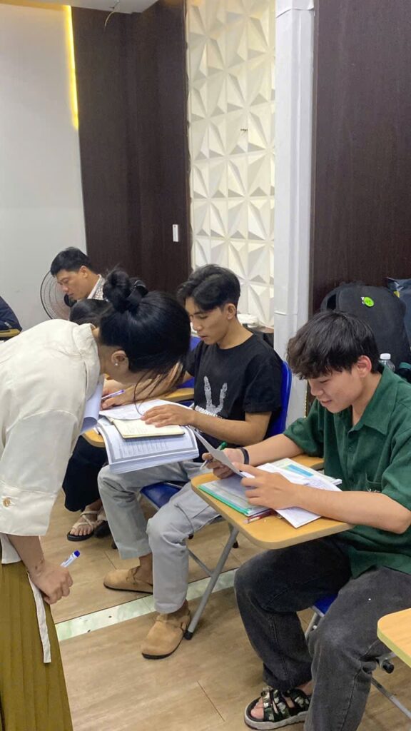 Môi trường thực hành speaking thường xuyên giúp nhiều người đi làm mất gốc cải thiện phản xạ giao tiếp tự nhiên hơn.