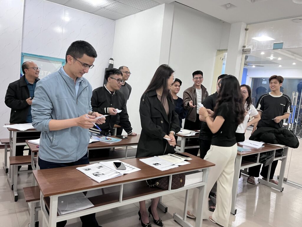 “Nhiều người đi làm mất gốc nghe hiểu khá tốt nhưng lại thiếu môi trường phản xạ speaking thường xuyên.”