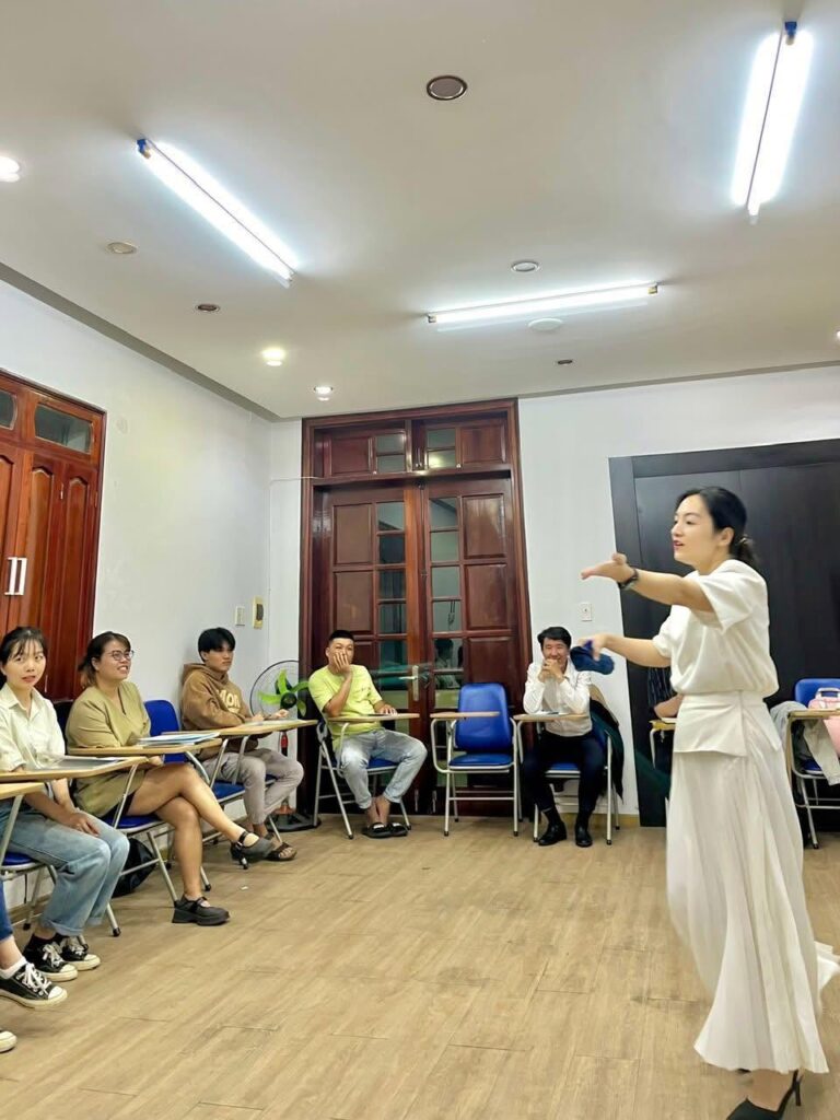 “Việc luyện speaking theo context công việc thật giúp nhiều người giao tiếp tự nhiên và tự tin hơn khi đi làm.”