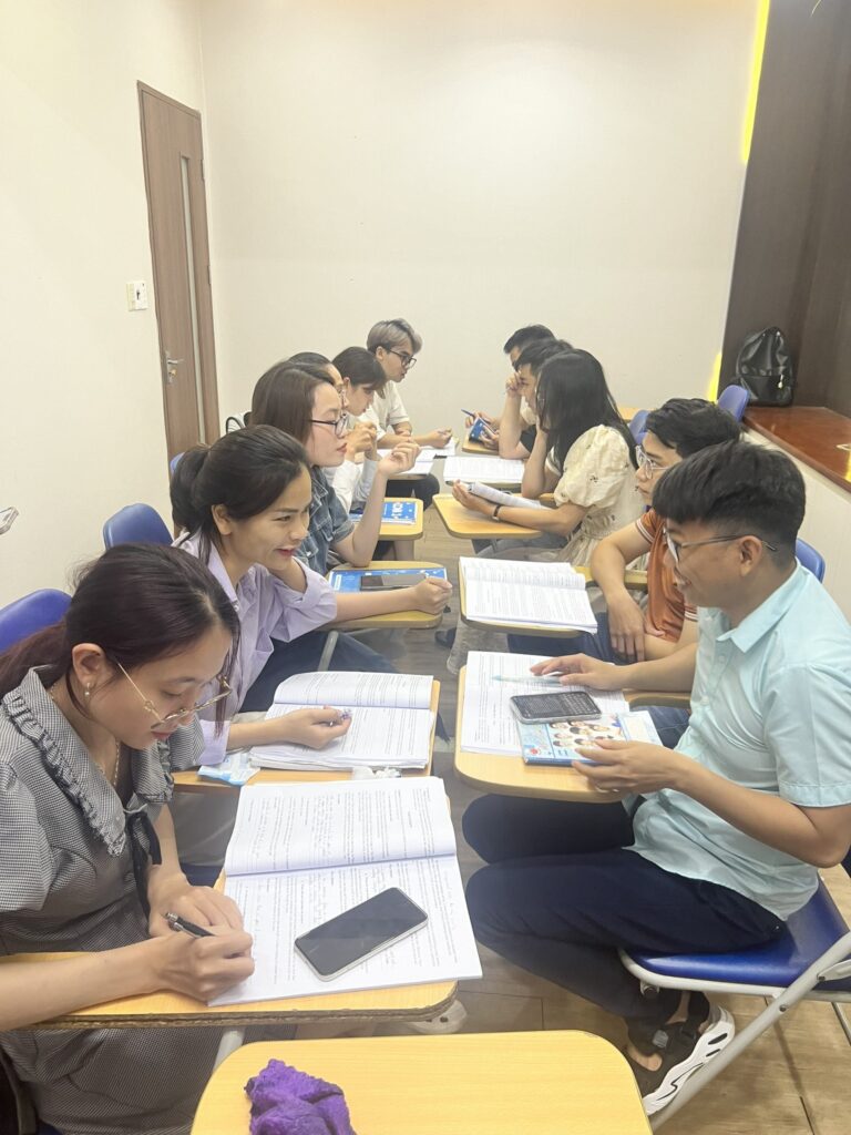 Người đi làm mất gốc luyện nói theo cặp trong lớp tiếng Anh giao tiếp thực tế