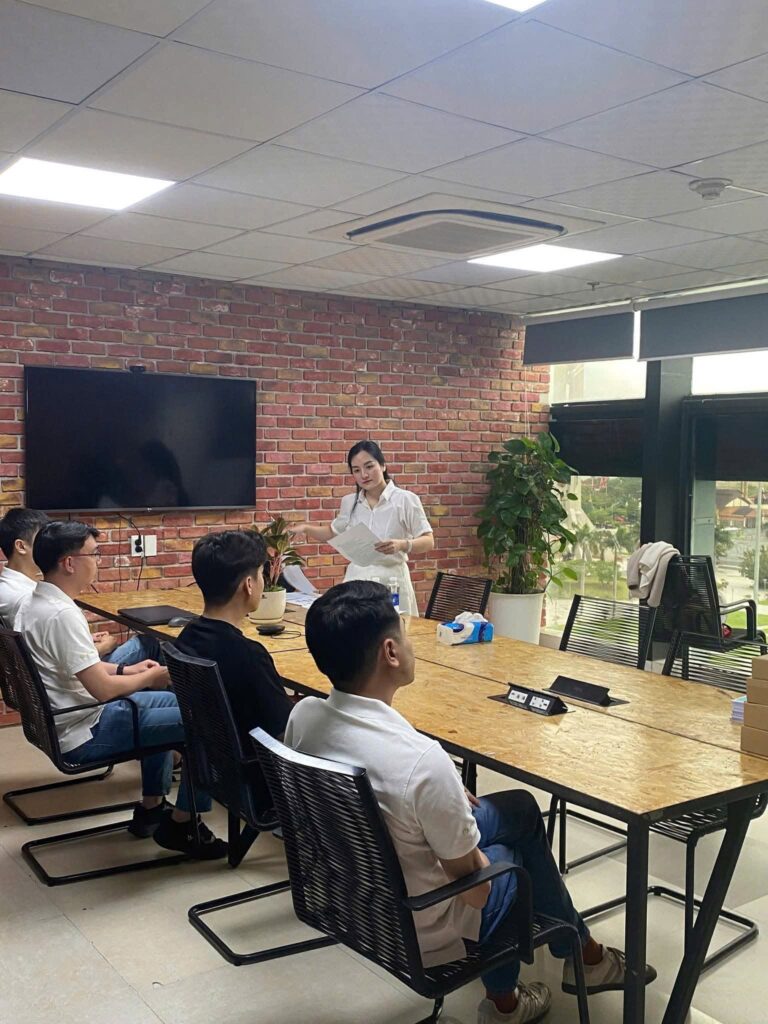 “Nhiều dân văn phòng phản xạ speaking tốt hơn khi được luyện theo đúng tình huống công việc thực tế.”
