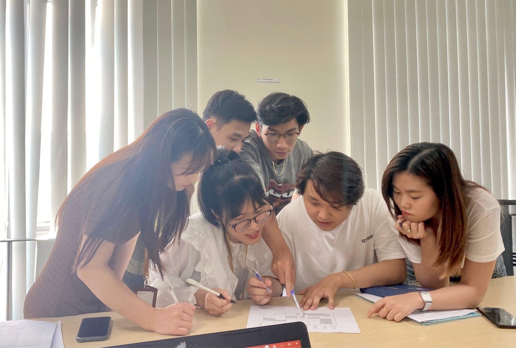  "Luyện discussion theo workplace scenario giúp nhiều dân IT phản xạ speaking nhanh hơn trong công việc."