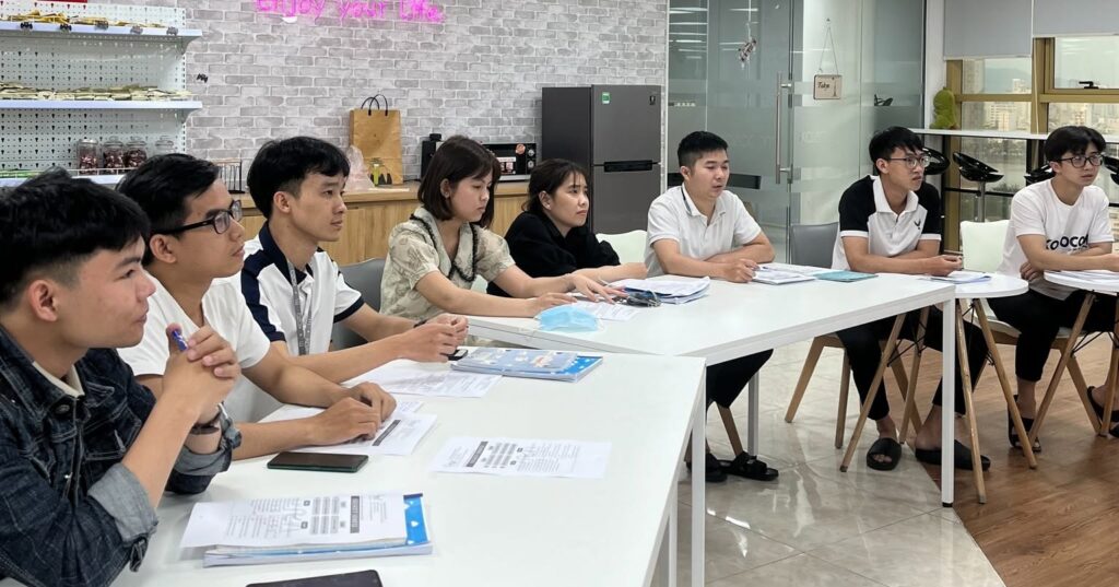 "Luyện discussion theo workplace scenario giúp nhiều dân IT phản xạ speaking nhanh hơn trong công việc."