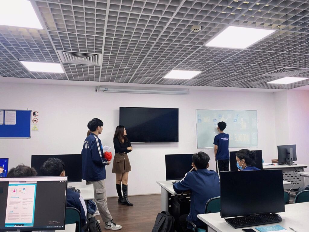 "Role-play client call giúp nhiều developer communication tự nhiên hơn trong công việc thực tế."