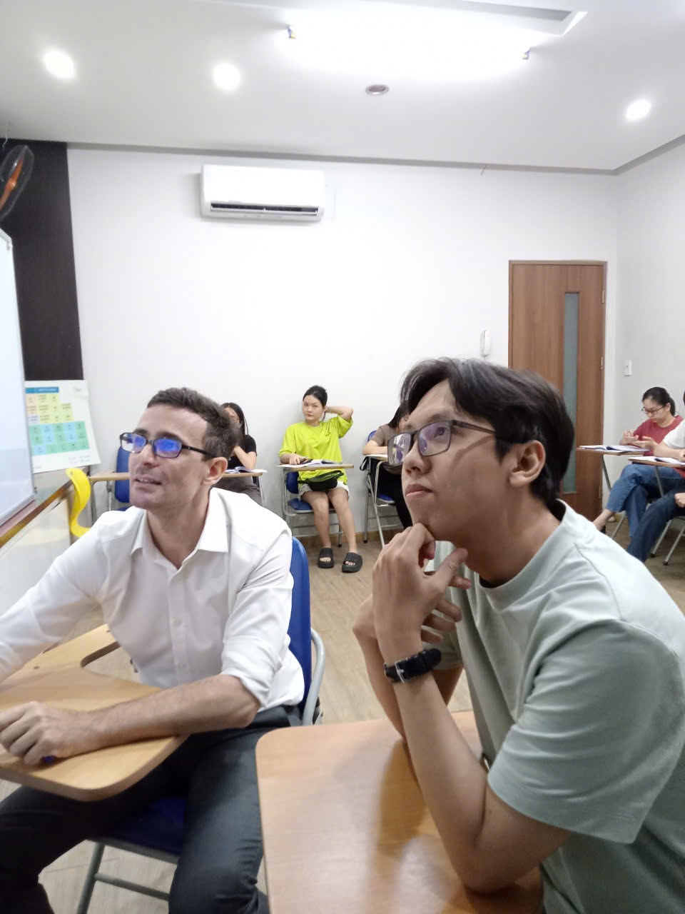 "Nhiều developer phản xạ speaking tự nhiên hơn khi được luyện discussion theo đúng context daily meeting thực tế."