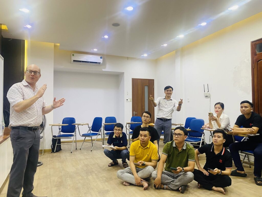  "Luyện speaking theo workplace scenario giúp nhiều developer phản xạ nhanh hơn trong daily meeting."
