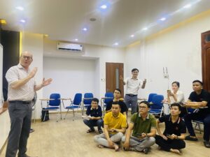 "Luyện speaking theo workplace scenario giúp nhiều developer phản xạ nhanh hơn trong daily meeting."