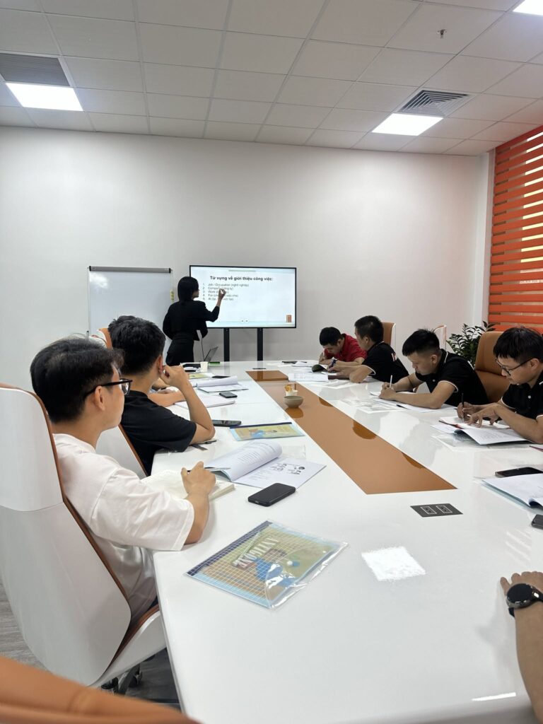  "Role-play daily meeting giúp nhiều developer speaking tự nhiên hơn khi trao đổi công việc bằng tiếng Anh."