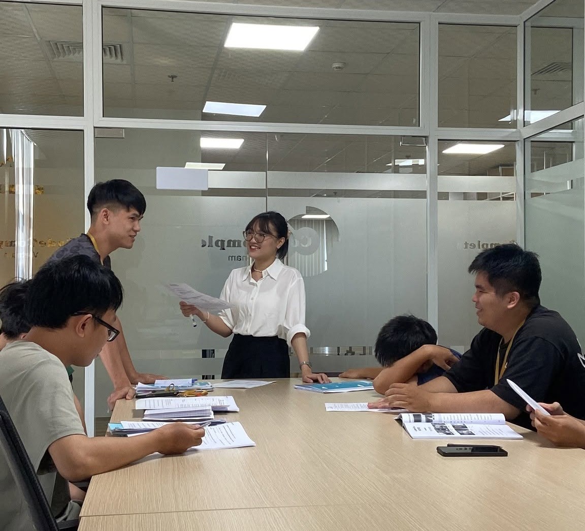 "Nhiều developer chỉ bắt đầu speaking tự nhiên hơn khi được luyện discussion theo đúng context công việc IT thực tế."