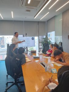 "Môi trường speaking thực tế giúp nhiều developer phản xạ discussion nhanh hơn khi đi làm."