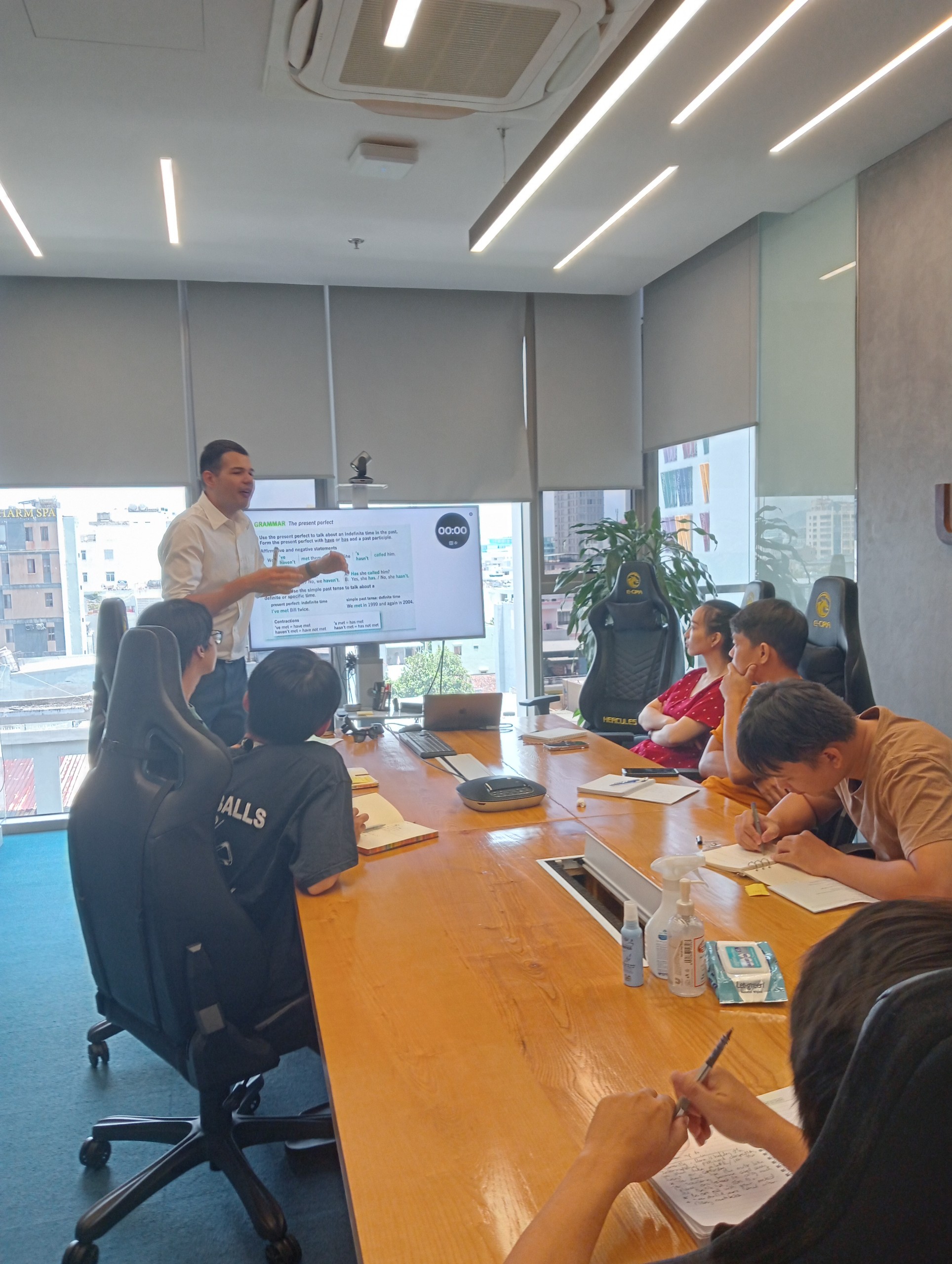 "Môi trường speaking thực tế giúp nhiều developer phản xạ discussion nhanh hơn khi đi làm."