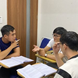 "Speaking theo nhóm nhỏ giúp nhiều dân IT quen discussion và communication liên tục hơn."