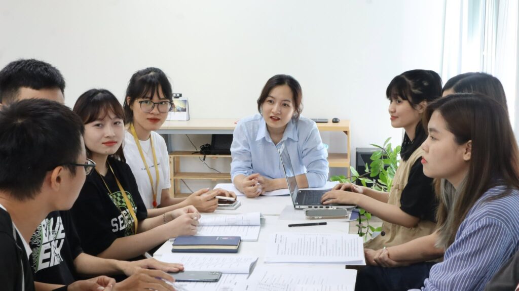 "Môi trường speaking thực tế giúp nhiều developer communication tự nhiên hơn khi client call."