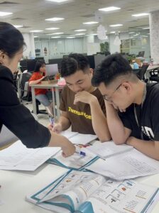 "Môi trường speaking thực tế giúp nhiều developer communication tự nhiên hơn khi client call."