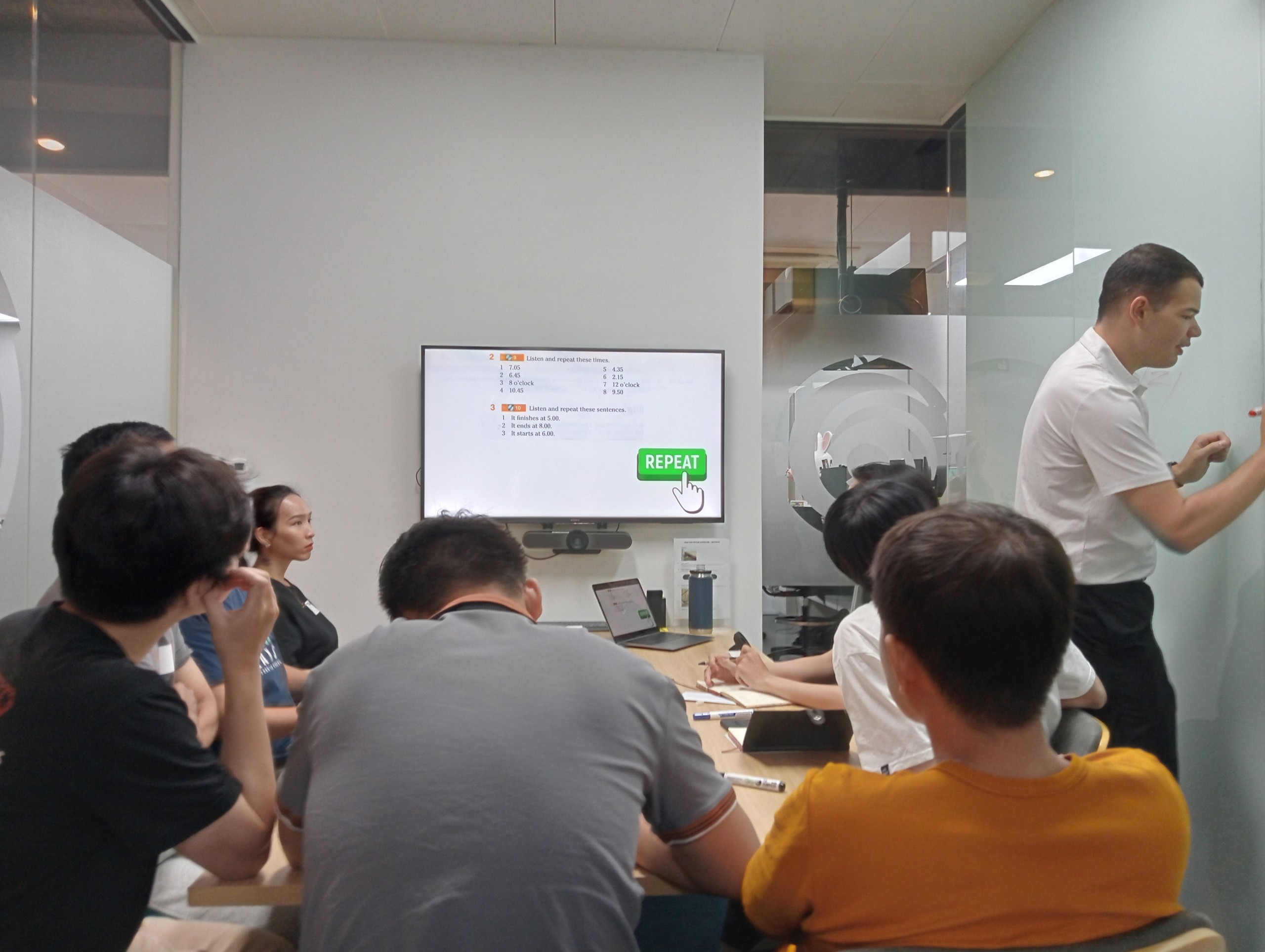  "Role-play workplace scenario giúp nhiều developer speaking tự nhiên hơn khi đi làm."