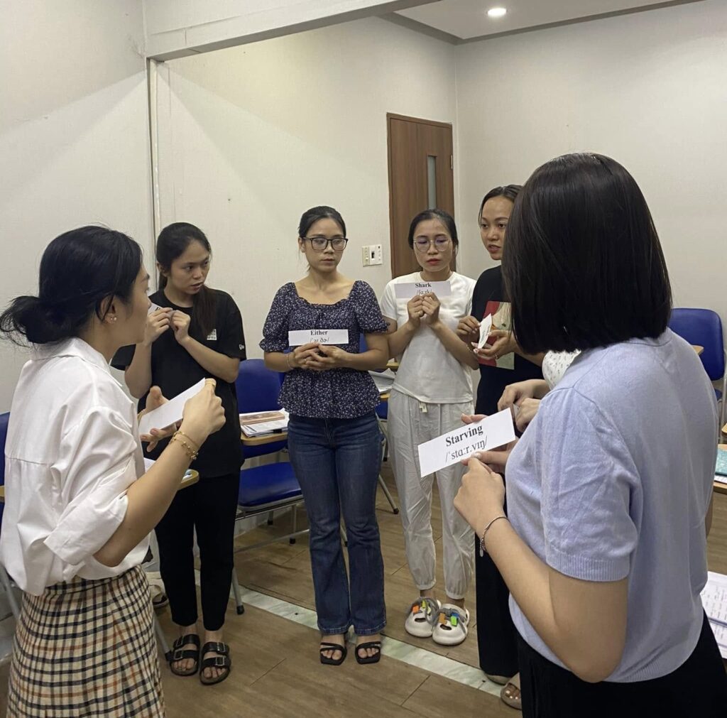 "Lớp nhỏ 8-10 người cùng trình độ giúp người mất gốc bớt áp lực và nói nhiều hơn mỗi buổi học."