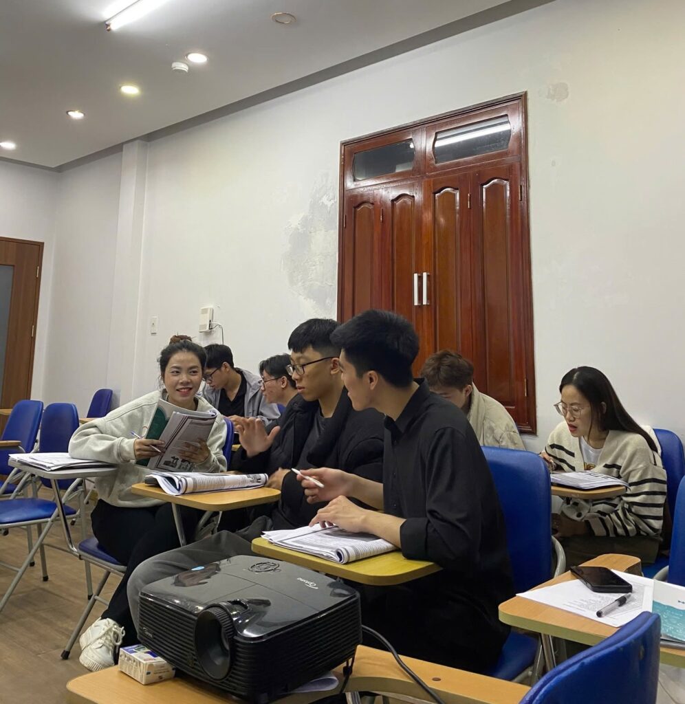 "Lớp tối đa 10 học viên, 80% thời gian thực hành - môi trường speaking thực tế mà dân văn phòng thường thiếu."