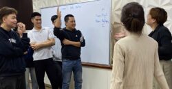 Tiếng Anh Giao Tiếp Cho Người Đi Làm: Tại Sao Biết Mà Vẫn Không Dùng Được Trong Công Việc?