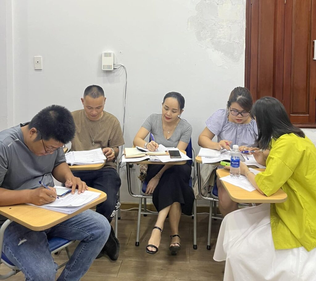 "Môi trường discussion thực tế giúp nhiều dân văn phòng tự tin hơn khi speaking trong meeting"