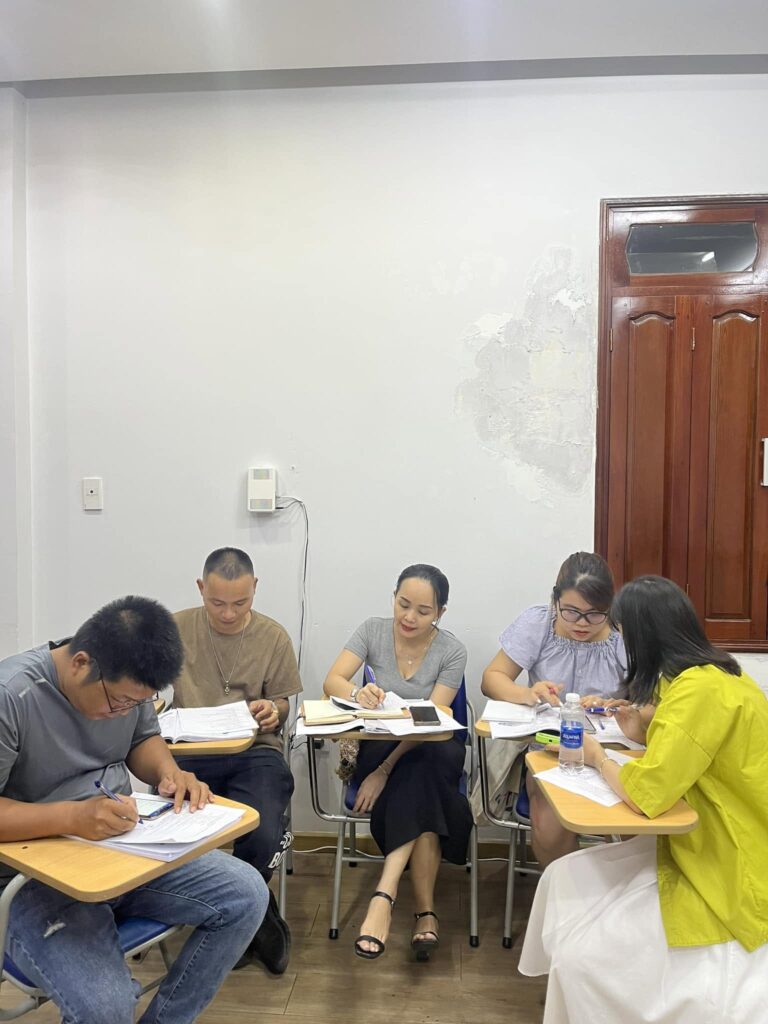 Học viên Aten thực hành tiếng Anh theo nhóm nhỏ