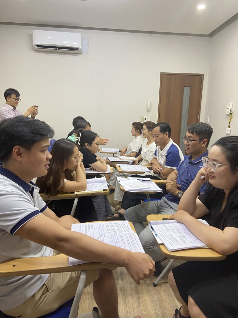 "Môi trường speaking thực tế giúp nhiều dân văn phòng presentation tự nhiên và tự tin hơn"