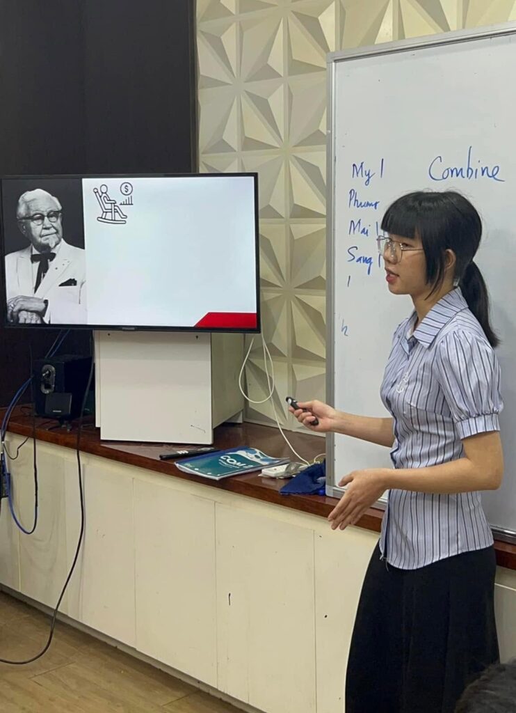  "Nhiều dân văn phòng speaking tự nhiên hơn khi được luyện presentation theo đúng context công việc thực tế"