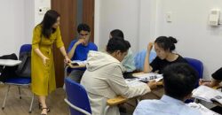 Dân văn phòng nên học tiếng Anh giao tiếp online hay offline để cải thiện speaking tốt hơn?