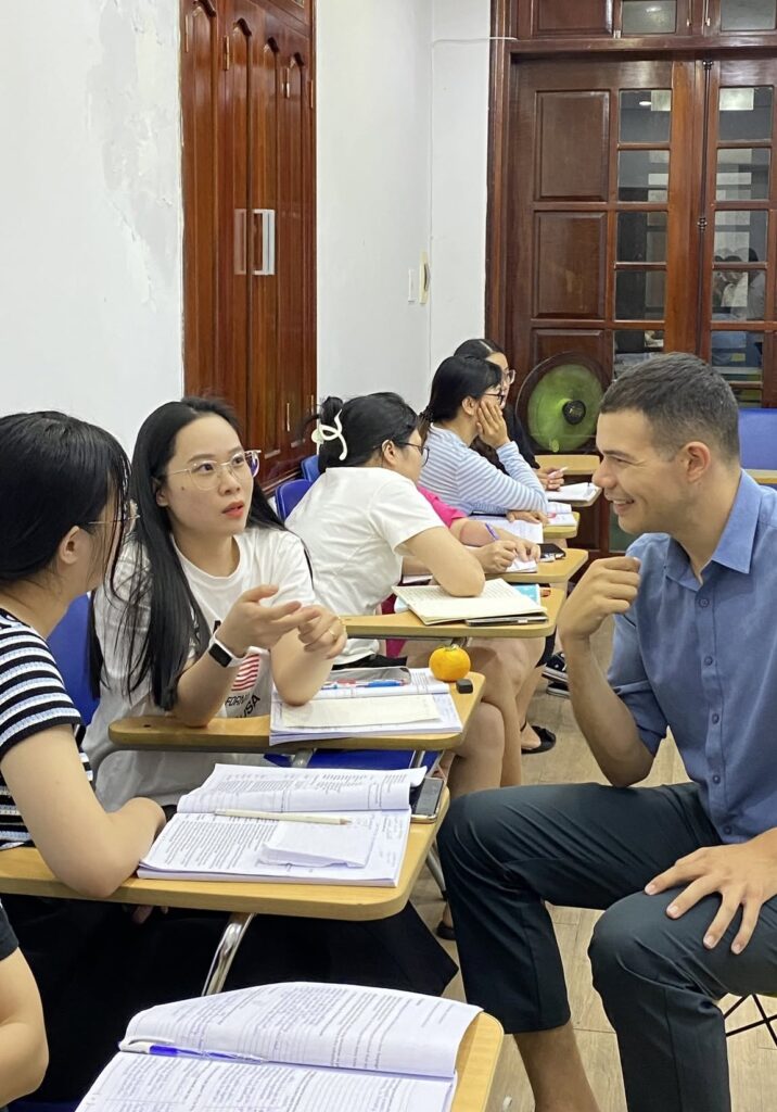 "Nhiều dân văn phòng speaking tự nhiên hơn khi được luyện phản xạ giao tiếp công việc liên tục"