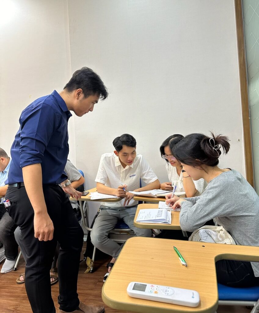 "Việc được sửa speaking và phản xạ liên tục giúp nhiều người đi làm mất gốc giảm tâm lý sợ nói tiếng Anh"