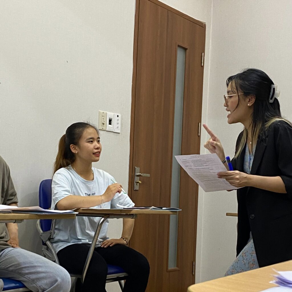 "Việc luyện speaking thường xuyên theo tình huống thực tế giúp nhiều người giảm cảm giác phải dịch từng câu trong đầu"