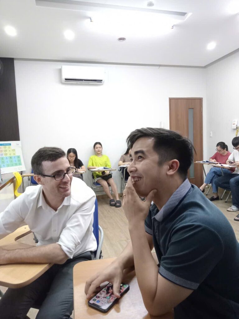  "Speaking thường cải thiện nhanh hơn khi người học được phản xạ và role-play liên tục trong lớp"
