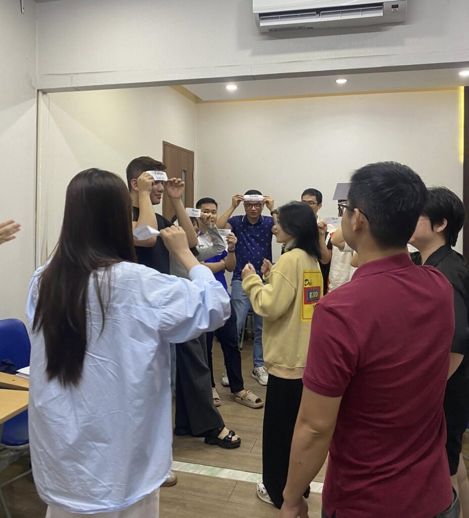 "Môi trường speaking trực tiếp giúp nhiều người phản xạ giao tiếp tự nhiên hơn và giảm cảm giác phải dịch trong đầu"