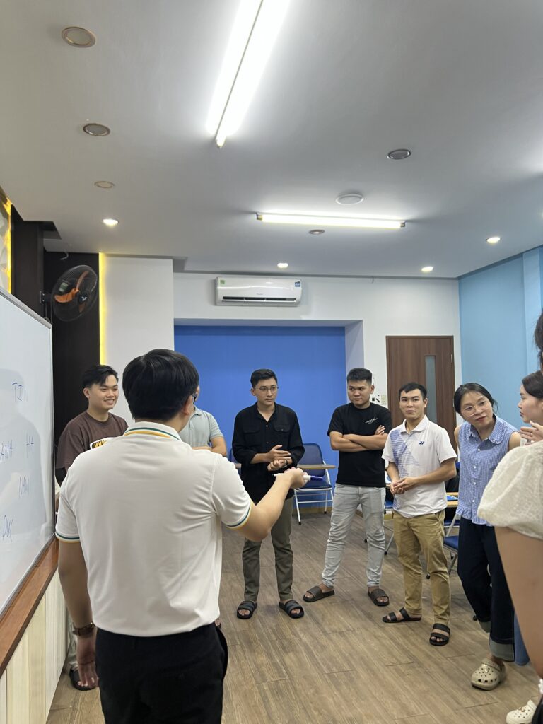 Học theo tình huống giao tiếp thực tế giúp người đi làm mất gốc dễ dàng duy trì phản xạ nói hơn.
