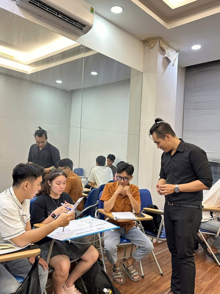 "Môi trường có speaking thường xuyên giúp người mới bắt đầu dễ duy trì phản xạ giao tiếp hơn"