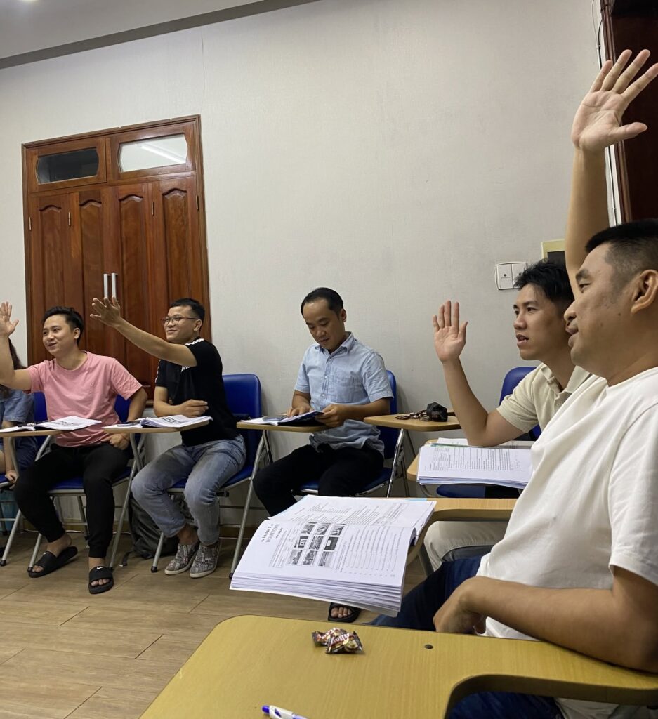 "Nhiều người đi làm mất gốc duy trì việc học tốt hơn khi có môi trường speaking đều và lịch học phù hợp sau giờ làm"