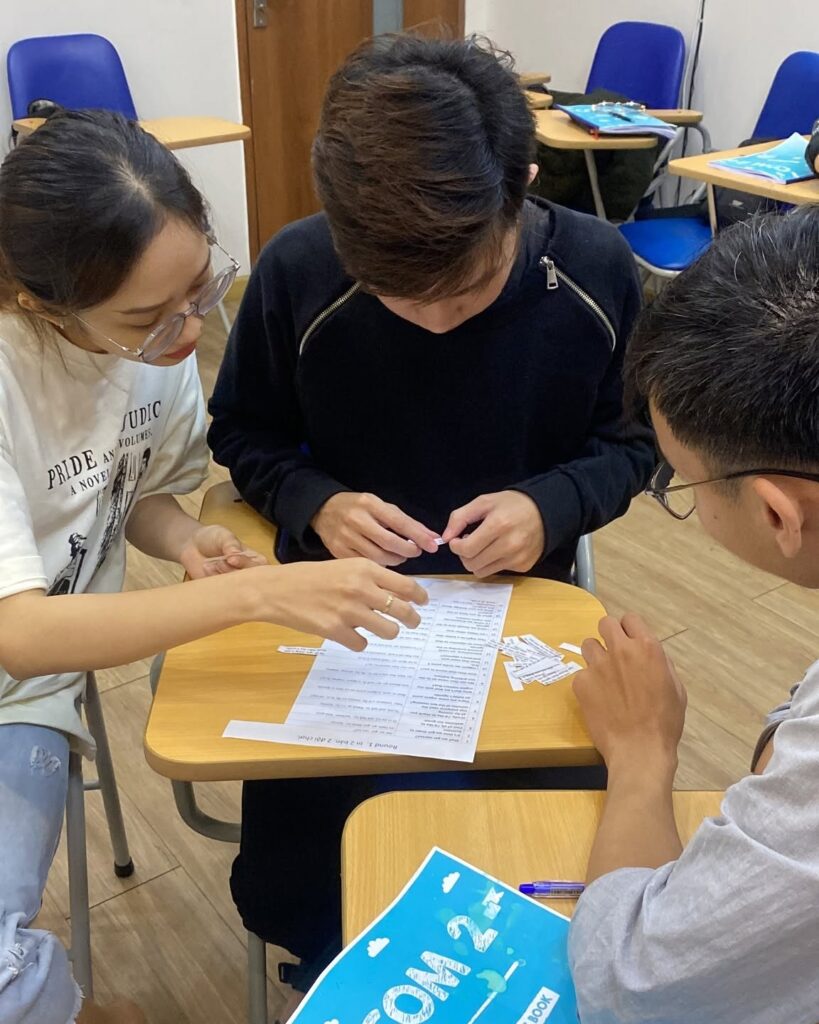 "Nhiều người đi làm mất gốc speaking chậm không phải vì không biết tiếng Anh, mà vì vẫn còn thói quen dịch trong đầu"