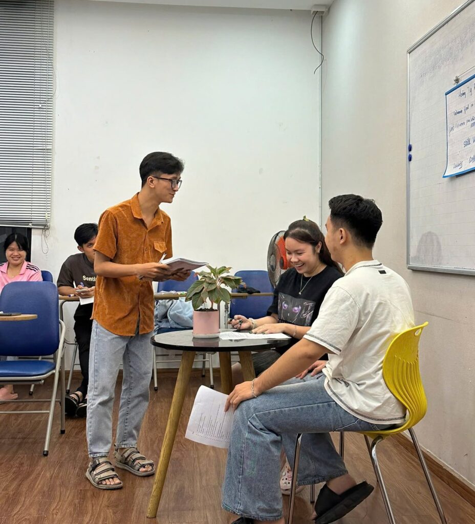 "Nhiều người phản xạ speaking chậm không phải vì học kém, mà vì chưa quen giao tiếp tiếng Anh thường xuyên"