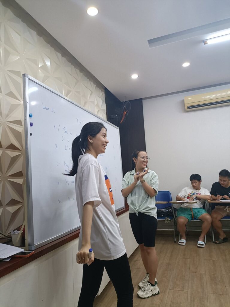 "Nhiều người đi làm mất gốc phản xạ speaking tốt hơn khi được luyện theo tình huống giao tiếp thực tế"